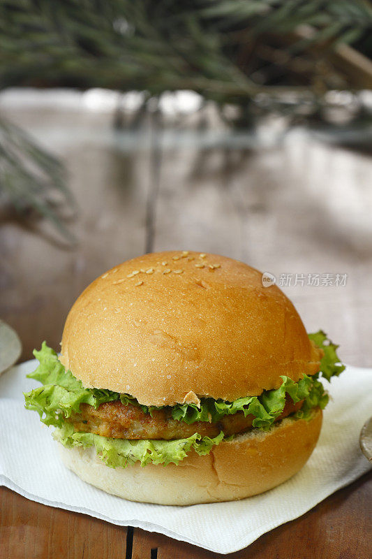 用生菜和酱汁自制的Aloo Tikki汉堡